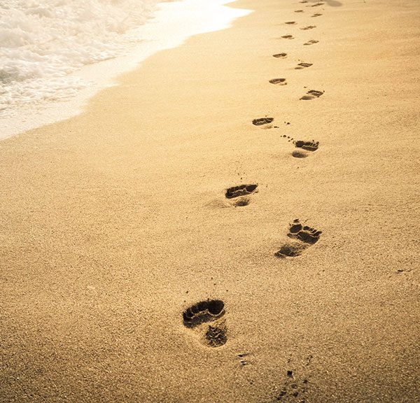 Caminar desacalzos por la playa.