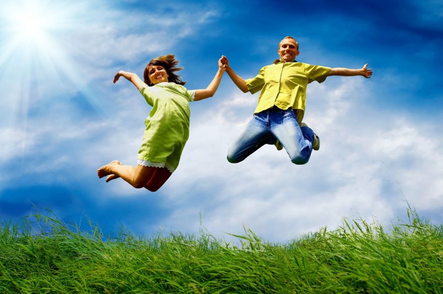 Imagen que muestra a dos personas saltando, con mucha energía para su día