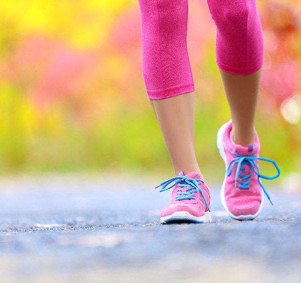 Pies de una persona que retoma la práctica deportiva tras un período de inactividad