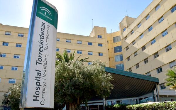 Fotografía de la entrada del Hospital Torrecárdenas, donde se está realizando el estudio del tejido biocerámico que ayuda frente al Covid19