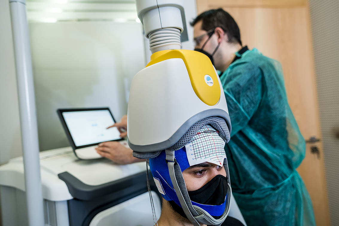Fotografía que muestra un paciente tratándose con la tecnología BrainsWay en Clínica Luis Baños